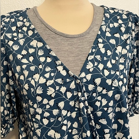 Melloday Blue and White Floral Top Size Small - Picture 1 of 7